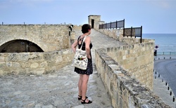 Na hradbach pevnosti v Larnake