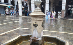 Benátky - Campo San Giacomo di Rialto