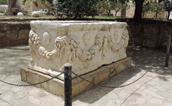 Famagusta - park u St. Francis Church Ruins - hrobka