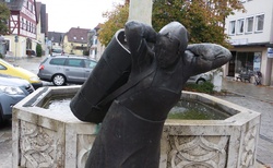 41 Ebermannstadt-Kašna s nevšední sochou