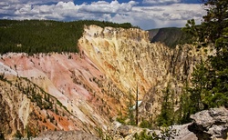 Barevné zbarvení kaňonu Yellowstone River