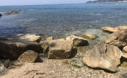 Levá strana pláže je krásná, křišťálově čistá voda s kameny a ježky nás okouzlila