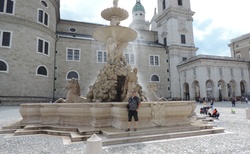 Salzburg - Residenzplatz Residenzbrunnen