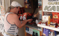 Šibenik tržnice - Pedro kupuje kafe