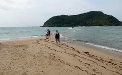 Mae Haad beach na severozápadě - při odlivu je možné se dostat na ostrůvek