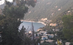 Pohled na pláž z kopce nad pláží Milos