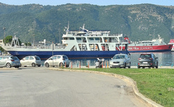 Trajekty nielen na Korfu z Igoumetsiny míňame cestou na Peloponéz.