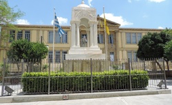 Nikosia / Lefkosa - jižní část - pomník před Pancyprian Gymnasium
