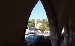 Rhodos - průhled na mešitu Murada Reise