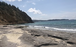Vedle pláže Metalia je další malá pláž