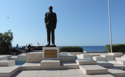 Girne - socha Ataturka