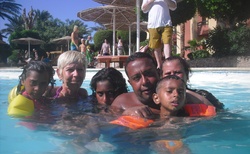 s egyptskou rodinou v bazénu