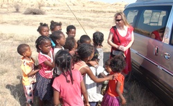 Ilakaka - důl na těžbu safírů - děti čekají na dárky