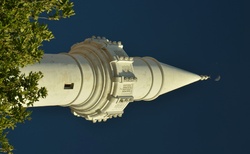 Minaret s půlměsícem