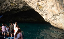 Jeskyně Papanikolau na ostrově Meganisi