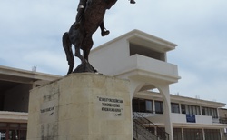 Dipkarpaz - jezdecká socha Ataturka