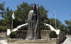 Kypr - pohoří Troodos - socha prezidenta Makaria