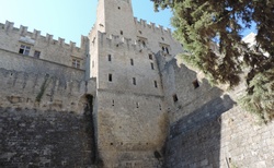 Rhodos - Old Town - Středověký příkop - u Velmistrovského paláce