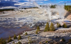 Gejzíry a jezírka - to je Yellowstone NP