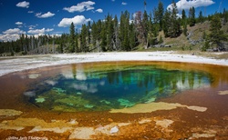 Geotermální jezírka jsou jednou z největších atrakcí Yellowstone NP