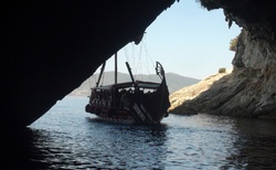 Meganissi - Papanikolis cave