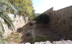 Rhodos _ Old Town - hradní příkop