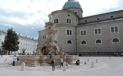 Salzburg - Residenzplatz Residenzbrunnen