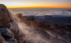 Četné kouřící fumaroly na sopce Pico de Teide značně oteplují vzduch