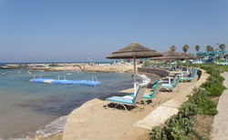 Paphos - pláž u hotelu Amathus