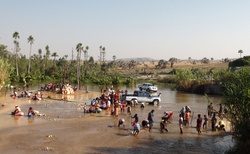 Ilakaka - těžba safírů z řeky Ilakaka