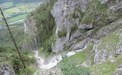 Ledová jeskyně Eisriesenwelt - cesta k lanovce