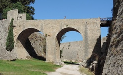Rhodos - Old Town - Středověký příkop - most u St. Athanasios_gate