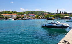 Otok Zlarin z lodi