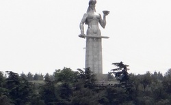 Tbilisi socha Matka Gruzie zdola z města