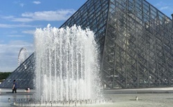 Fontána u pyramidy v Louvre