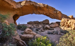 Arco de Tajao - pískovcový oblouk připomínající národní park Arches v Utahu