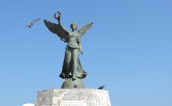 Rhodos - socha Aionia Doxa Stefanonei za Guvernérským palácem