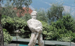 Lago di Garda - Malcesine - trpaslik pod lanovkou
